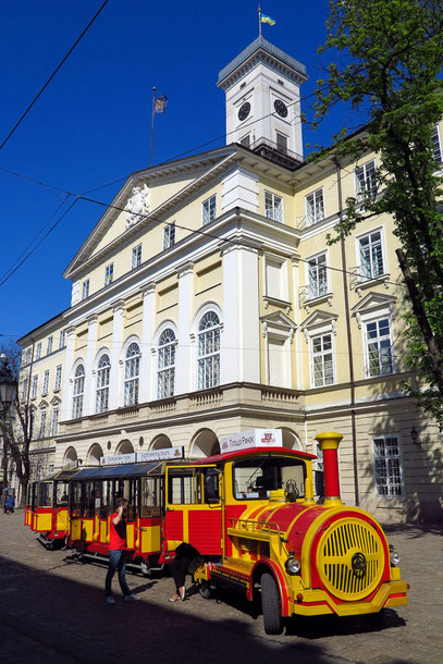 Rathaus am Marktplatz (1827-1835) mit 65 m hohem Turm