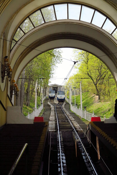 Die Standseilbahn Kiew verbindet die Kiewer Stadtteile Postviertel in der Unterstadt (Podil) ...