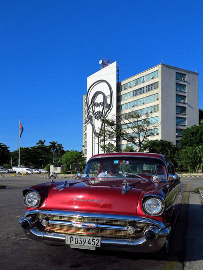 Informationsministerium mit Portrait von Camilo Cienfuegos