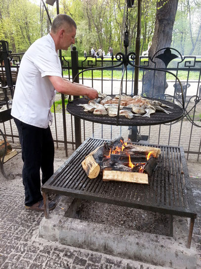 Grill im Garten des Restaurants Delice