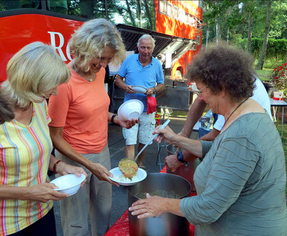 ... Silke und Freddy verteilen das Essen.