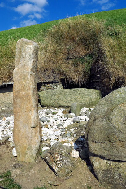 Knowth. Eingang zum Westgang des Haupthügelgrabes