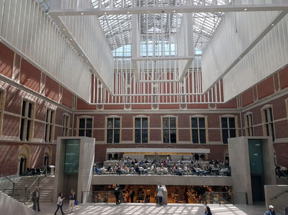 Rijksmuseum. Atrium mit Café und Museums-Shop