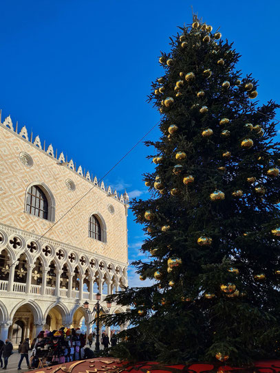 Teil des Dogenpalastes mit Weihnachtsbaum auf der Piazzetta di San Marco