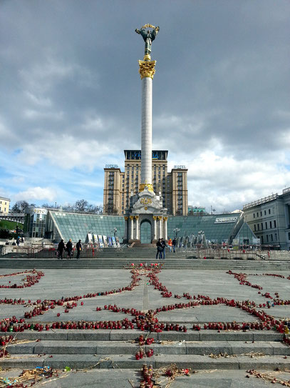 Majdan Nesaleschnosti. Blumen und Grableuchten erinnern an die Opfer der Kämpfe des Euromaidan im Februar 2014.