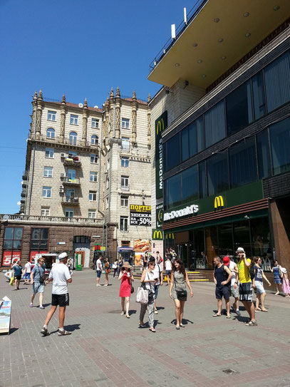 Khreschatyk Street, 19 (rechts), 17 (links)