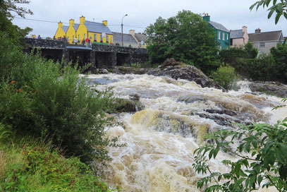 Sneem. River Owreagh nach tagelangen Regenfällen