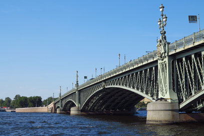 Die Troizki-Brücke von 1903 überquert die Newa. Länge 582 m