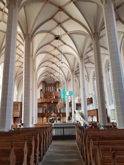 Simultankirche St. Petri, Grundriss mit Achsenknick, Blick auf evangelische Orgel