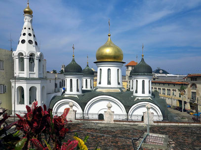 Blick von der Restaurant-Terrasse des Hotels Armadores de Santander auf die griechisch-orthodoxe Kirche Nuestra Señora de Kazán