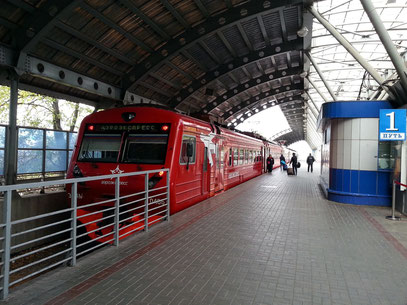 Aeroexpress im Flughafen-Bahnhof Domodedovo