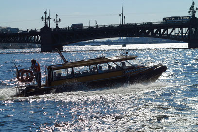 Wassertaxi vor der Troizki-Brücke