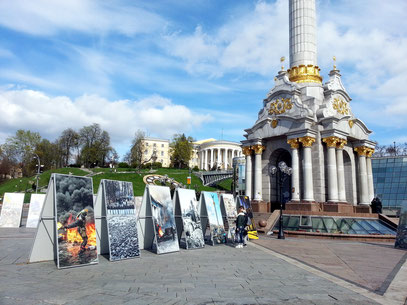 Große Fototafeln am Fuße der Unabhängigkeitssäule erinnern an die gewaltsamen Demonstrationen und die Toten des Euromaidan.