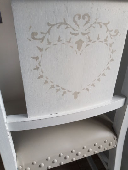 relooking de meuble le mans sarthe chaise ancienne blanc patine beige pochoir coeur assise cuir