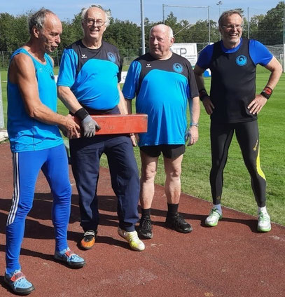 Reinhard Rhaue (links) stößt auch den Ultrastein - 50 kg!