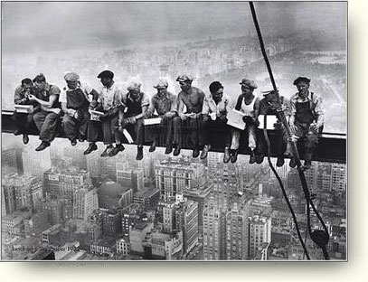 Mittagspause der Stahlarbeiter beim Bau des Rockefeller Centers (Quelle: New York Harald Tribune, 1932)