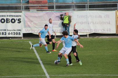 Feliciello contrasta Capra a metà campo