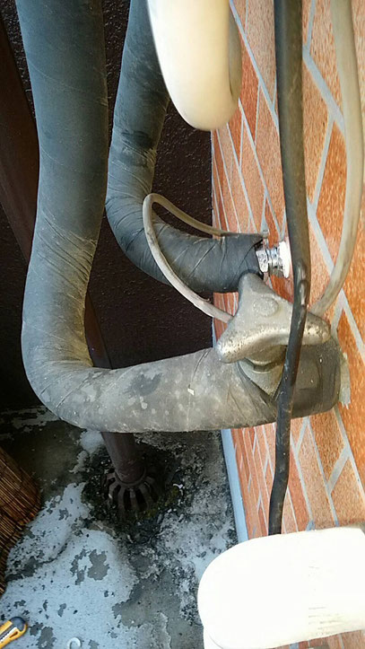 直上階の給湯器の給水管