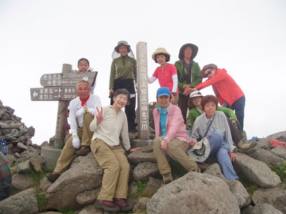 暑寒別岳山頂(1,941ｍ)にて、全員登頂をはたす