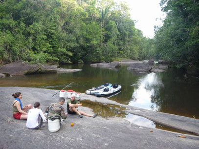 descente de la crique Portal en canoë kayak, belle crique de guyane.