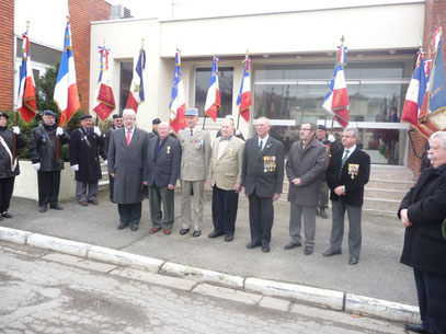 Autorités civiles et militaires en compagnie des récipiendaires 