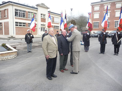 Remise de la Médaille Militaire à HIRSON, à l'issue de l'AG à Mr GOBRON par le Colonel DELVAL, Délégué Militaire Départemental.