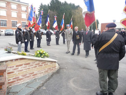 Dépôt de gerbe devant la stèle de l'Escadron 22/9 à HIRSON à l'issue de l'AG 2011.
