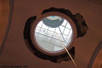 Kuppelöffnung zur Glaskuppel, mit einer der "Grazien"