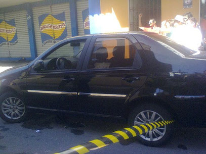 CARRO QUE TEVE SUA PARTE DIANTEIRA ATINGINDA PELAS CHAMAS