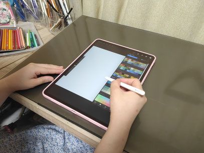 カバーを取り外して描くと、机がスッキリ!