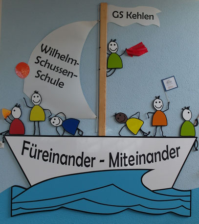 Unser Schulmotto in der Eingangshalle erinnert jeden Tag an ein harmonisches Zusammenleben