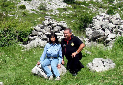 Kurt mit "Winnetous Schwester" (Marie Versini) an den Gräbern von Intschu-tschuna + Nscho-tschi im Hintergrund am "Tulove Grede"