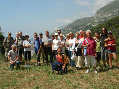 Le groupe des marcheurs sur le chemin de Roquebrune.