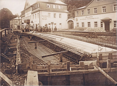 1927 - Letzte Aufnahme der Firma vor dem großen Hochwasser. 