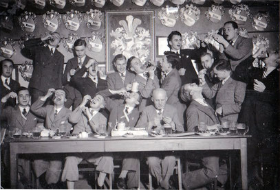 1933 Saxonen beim lustigen "Sprottenessen" mit Studienrat und Ehrenmitglied Alfred Helwig