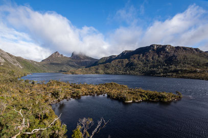 Lake Dove (935 MüM )mit dem Cradle Mountain (1545 MüM) ... hinten leicht von Wolken verdeckt. 