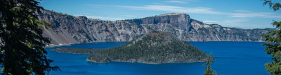 Der Crater Lake Nationalpark mit dem blauen Wasser und der Wizard Island.