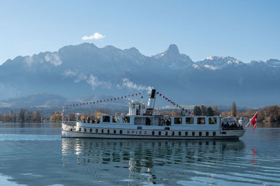 Das Dampfschiff "Spiez" auf dem Thunersee vor dem Berg Stockhorn