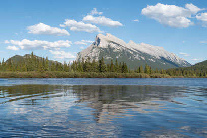 Der Mt. Norquay spiegelt sich im Vermilion Lake bei Banff.