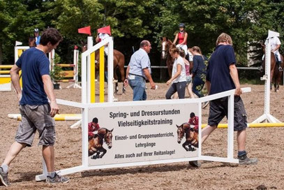 Aktion beim Parcoursbau