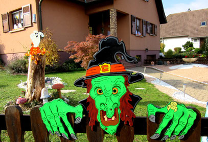 Sorcière d Halloween en bois devant la maison 