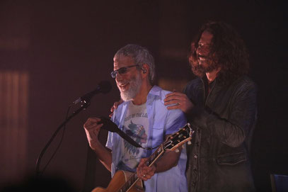 "It's a Wild World, but a smiling friend can make things easier — mit Chris Cornell."