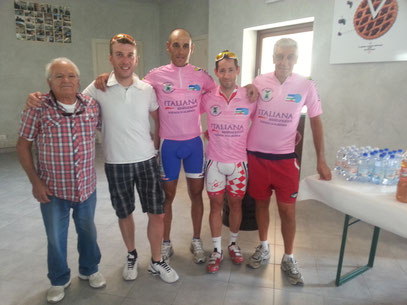 IL V.PR.PROV. FCI DOMENICO TRICOMI, IL CONS. PROV. DANIELE CARRARA CON ALCUNE MAGLIE ROSA: DI FASCIA C EMILIANO DELL'ORIENTE, DI FASCIA A EUGENIO MARCARELLI E DI FASCIA E GISMONDO AMMIRATI