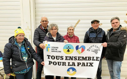 Michèle Fraboulet (à gauche), en compagnie du collectif Iroise Ukraine, marchera pour la paix ce samedi 24 février 2024 à Brest.