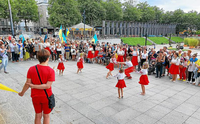 Un groupe d’enfants en costumes folkloriques a effectué une danse devant le public, réuni pour fêter l’anniversaire de l’indépendance de l’Ukraine.