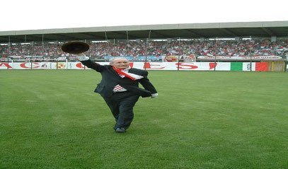 Il presidente Don Camillo Litterio si prende l'abbraccio dello stadio Aragona  stracolmo con il consueto cappello in alto verso il cielo.  Una tifoseria e un presidente al servizio della maglia.