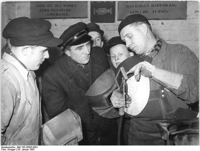 On 26 January 1955, the "Day of the Soviet innovator", welders from the Experimental and Training Welding Workshop in Berlin-Adlershof demonstrated the Nazarov method to colleagues from MTS in Nauen