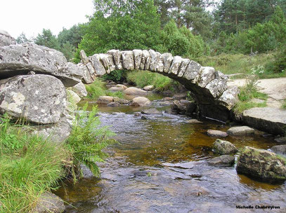 Pont de Senoueix dans la creuse. Arche de pierre dit romain mais datant du 17 eme siècle. situé sur le plateau de millevache dans un endroit bucolique et apaisant, il emjambe le ruisseau du Thaurion