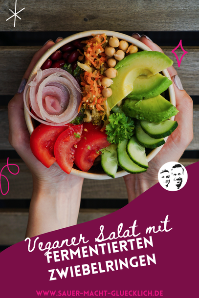 Veganer Salat mit fermentierten Zwiebelringen in 4 Minuten