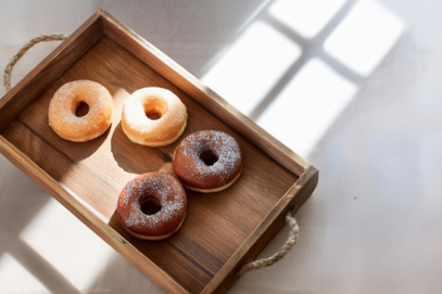 トレイにドーナッツ。テーブルに窓からの日差しが差している。